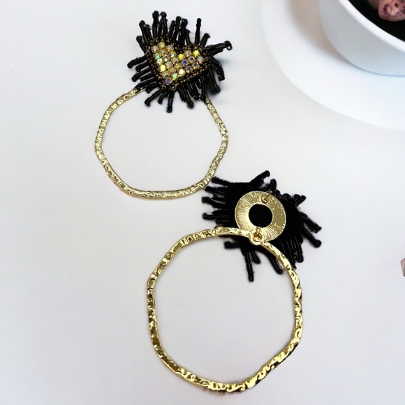Heartfelt Glam: NWT Black & Gold Beaded Heart Earrings for Love & Style! - Picture 5 of 6
